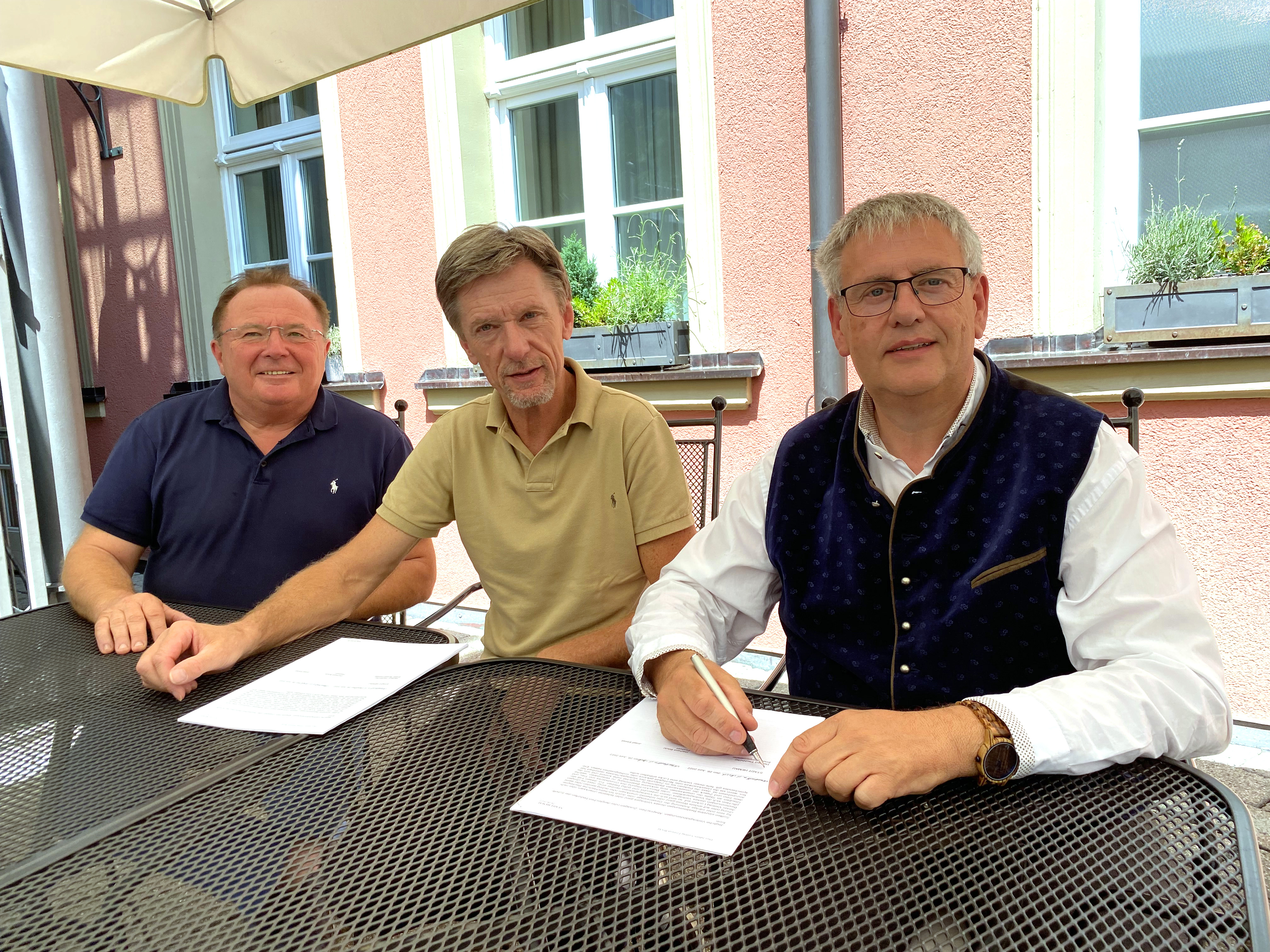 Bürgermeister Herbert Tischhöfer (rechts) und die Gesellschafter von Festbetriebe Böckl GbR, Josef Ebnet (Mitte) und Gerhard Böckl (links), beim Unterzeichnen der Verträge